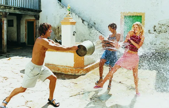WATER, DROPS, GIRLS, SQUIRT, SMILE, BUCKET, GUY, LAUGHTER