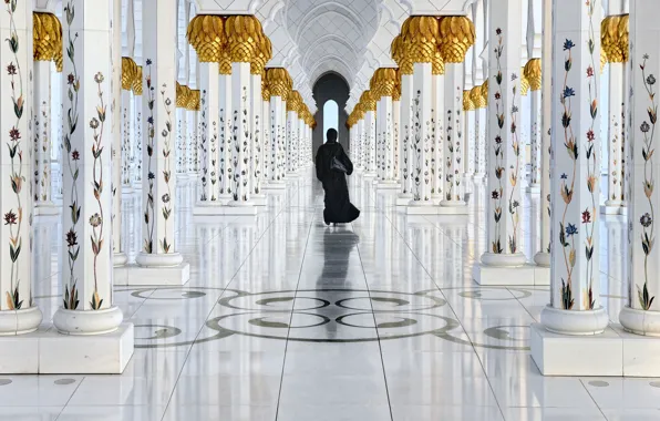 Reflection, figure, columns, in black, Golden walk