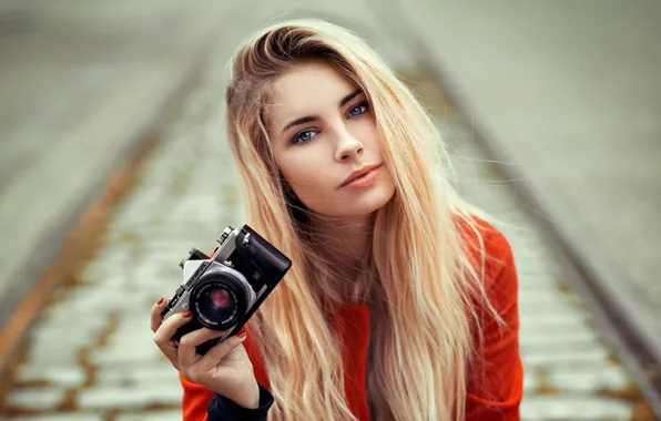The camera, sponge, the beauty, curls, Lods Franck, Cassandra
