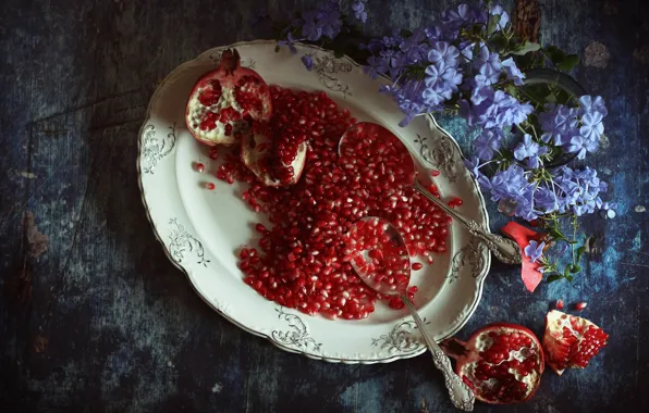 Flowers, plate, grenades, pomegranate grains