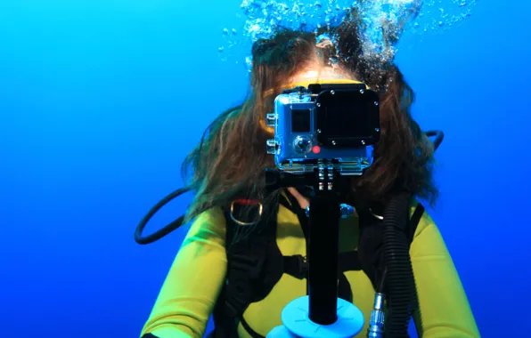 Picture woman, diving, digital camera