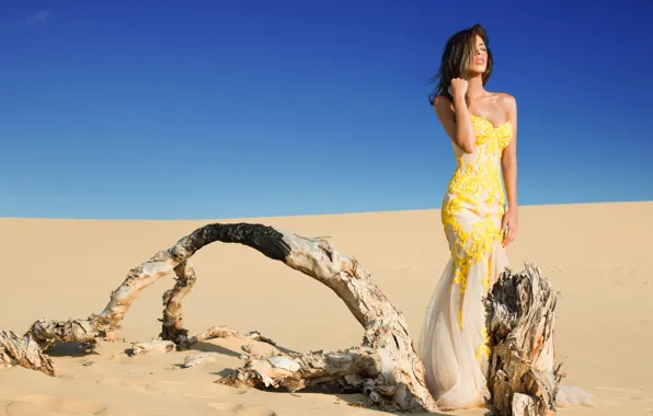 Picture girl, trees, desert, into the desert