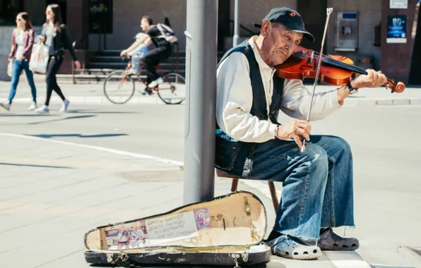 Picture street, violin, people