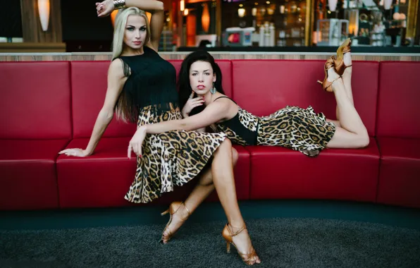 Pose, sofa, dress, two girls, model, Katja Kalugina, Sarah-Sophie Ritz, Andreas-Joachim Lins