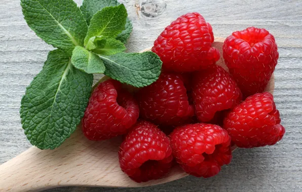 Picture macro, berries, raspberry, spoon, mint