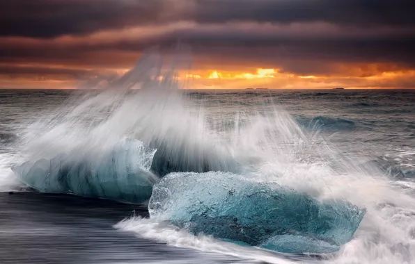 Picture wave, autumn, beach, the sky, clouds, squirt, ice, morning