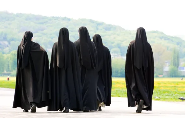 Group, black clothes, of nun