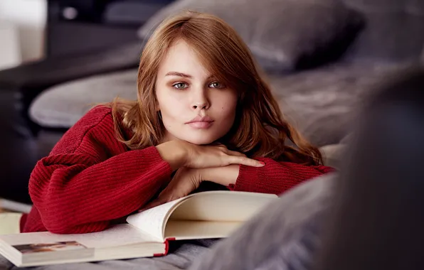 Sponge, sweater, Germany, Anastasia Shcheglova, ng DesignPictures, Anastasiya Scheglova reads a book