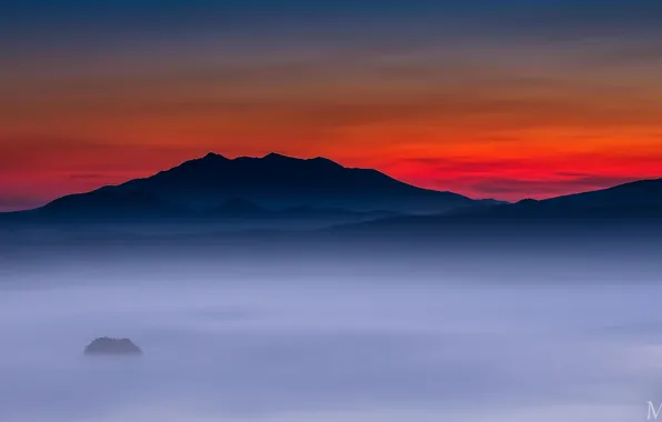 Mountains, fog, dawn, photo by Miki
