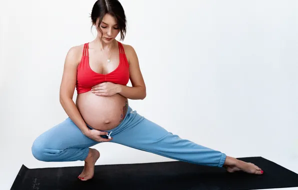 Pregnancy, pregnant fitness, pregnant belly, perinatal fitness, sports and pregnancy, a girl in a position