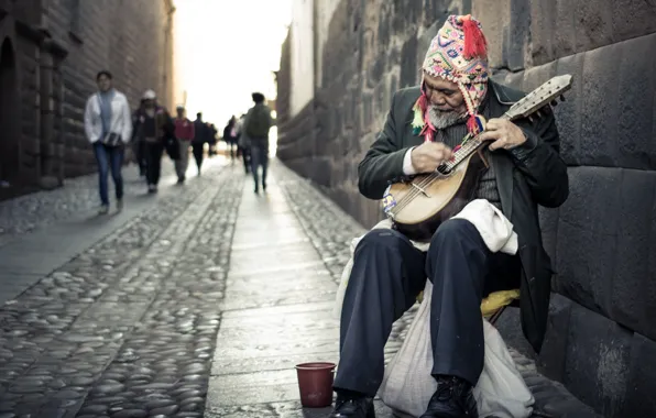 Picture the city, street, musician