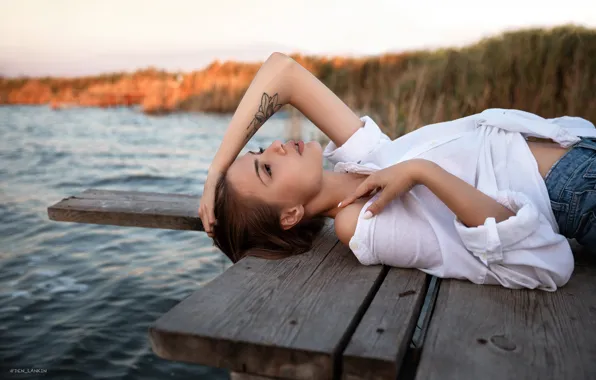 Water, nature, pose, shore, model, portrait, jeans, makeup