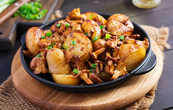 Picture cast, herbs, fried, garlic, baked, potatoes, chanterelles, iron skillet