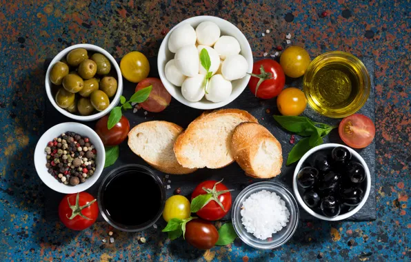 Pepper, tomatoes, olives, sauce, mozzarella, bruschetta