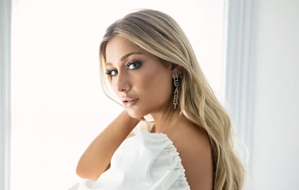 Picture look, girl, hair, makeup, blonde, singer, beauty, Madeline Merlo