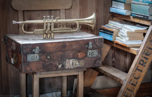 Music, pipe, suitcase