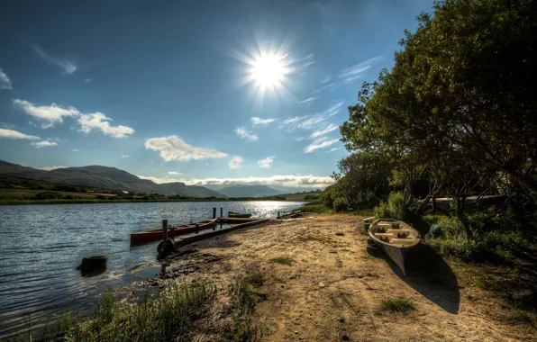 Picture the sun, river, boats