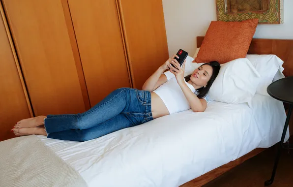 Model, awesome, bedroom, gorgeous, photoshoot, posing, beautiful face, blue jeans