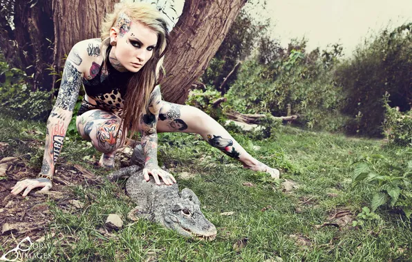 Picture girl, crocodile, Lusy Logan