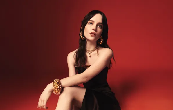 Decoration, gold, actress, red background, beautiful girl, Vogue, Sophie Thatcher, Sophie Thatcher