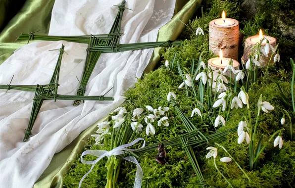 Moss, candles, snowdrops, figure