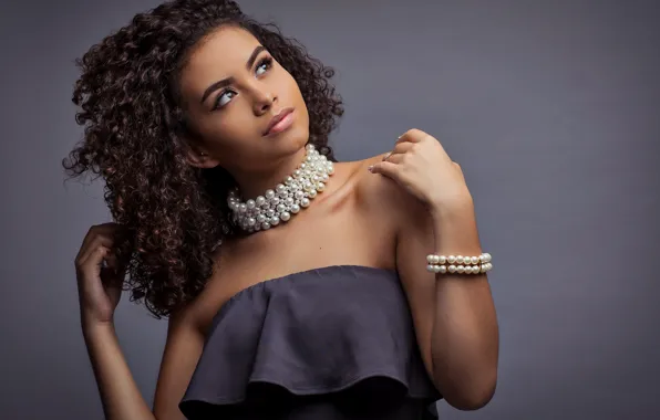 Pose, background, hands, beads, curls, Camila