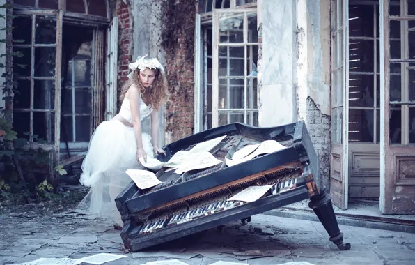 Girl, notes, piano, Karina Bratkowska