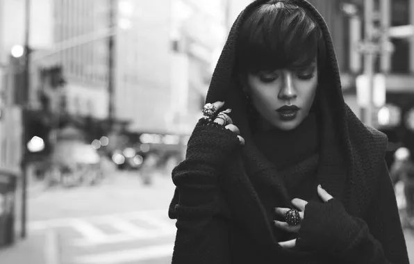 Girl, the city, in black, b/W photo