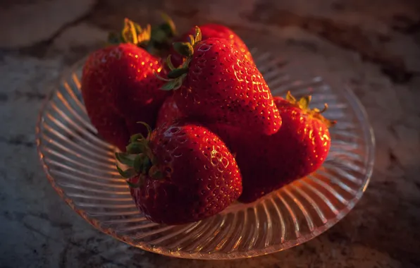 Picture light, berries, background, food, strawberry, plate