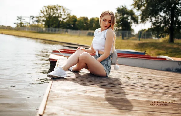 Picture the sun, trees, pose, river, model, shorts, boats, makeup