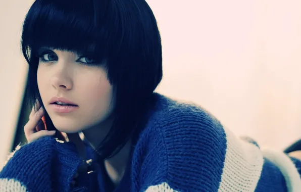 Look, kiss, blue eyes, the temptation