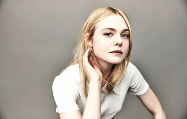 Picture Elle Fanning, El Fanning, at the photo shoot for the film, "Sidney Hall"