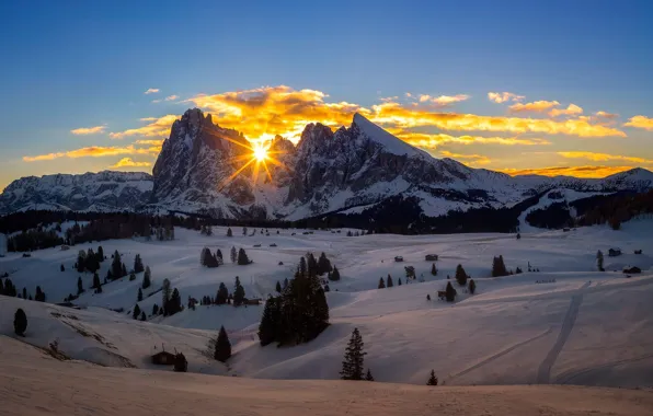 Picture winter, the sky, the sun, rays, snow, trees, mountains, sunrise