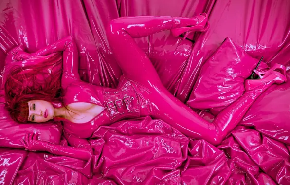 Pink, latex, Bianca Beauchamp