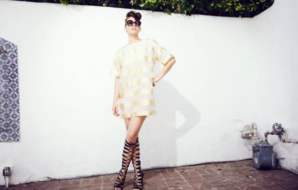 Pose, model, makeup, figure, dress, actress, brunette, glasses