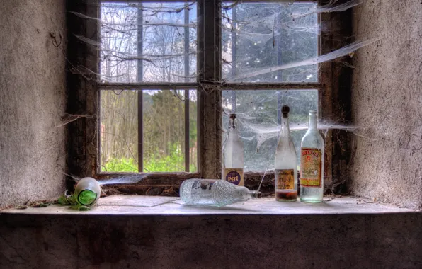 Picture web, window, bottle