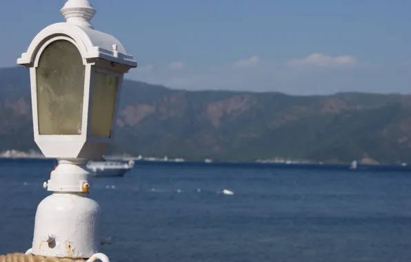 Sea, horizon, lantern