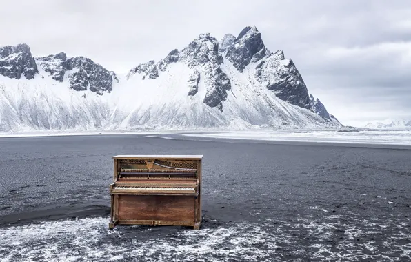 Iceland, Vestrahorn, Hofn, Abandoned Piano