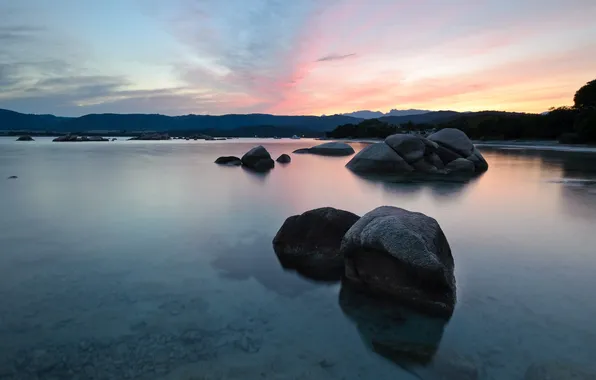 The sky, lake, stones