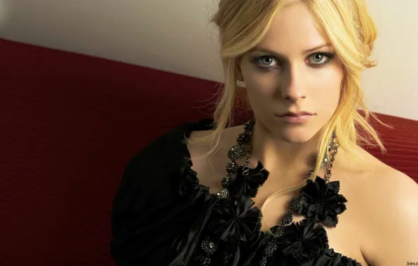 Picture singer, Avril Lavigne, black dress