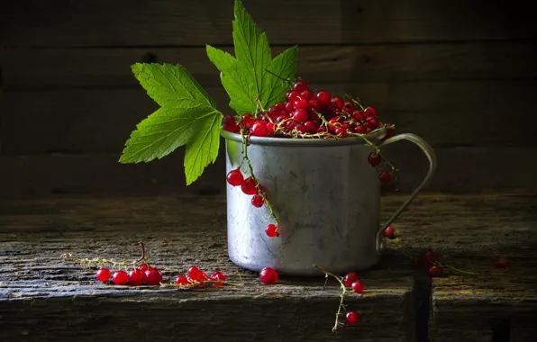 Leaves, light, red, berries, the dark background, Board, mug, still life