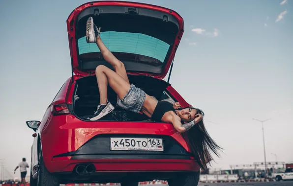 Picture machine, auto, girl, pose, feet, shorts, tattoo, the trunk