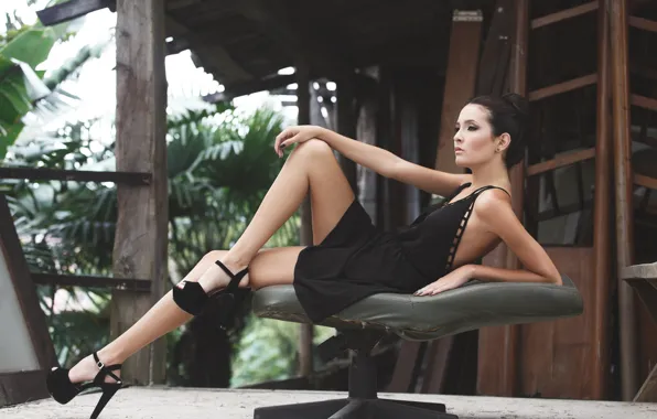 Picture pose, chair, dress, legs, Luisa Gomez