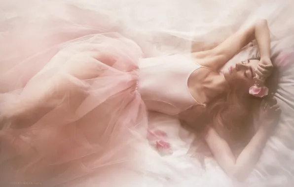 BED, DRESS, TENDERNESS, BROWN hair, FABRIC, PINK, ROSE, Dorota Gorecka