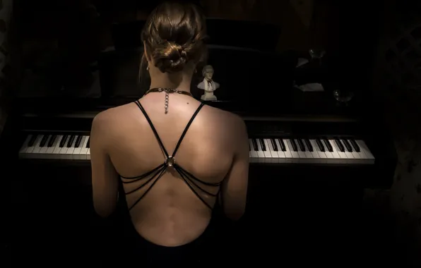 Picture girl, music, piano