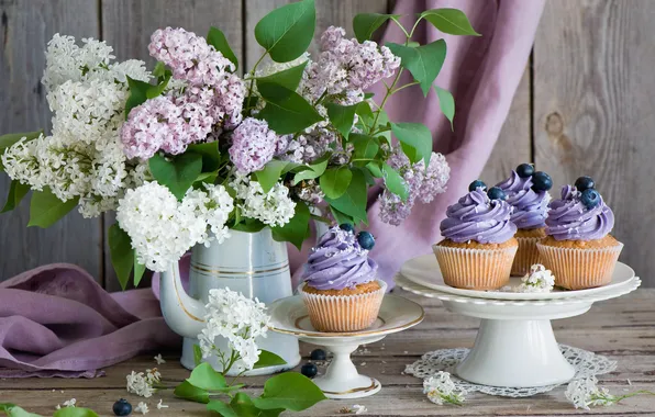 Picture still life, lilac, cupcakes
