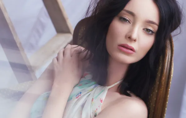 Picture girl, brunette, Emma Dumont, Emma Dumont