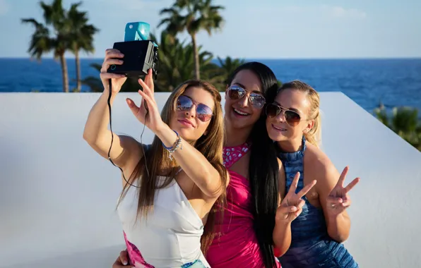 Picture model, glasses, the camera, Cristal Caitlin, Anna Rose, Ally Breelsen