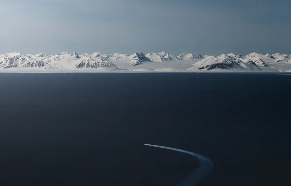 Ocean, boat, north pole