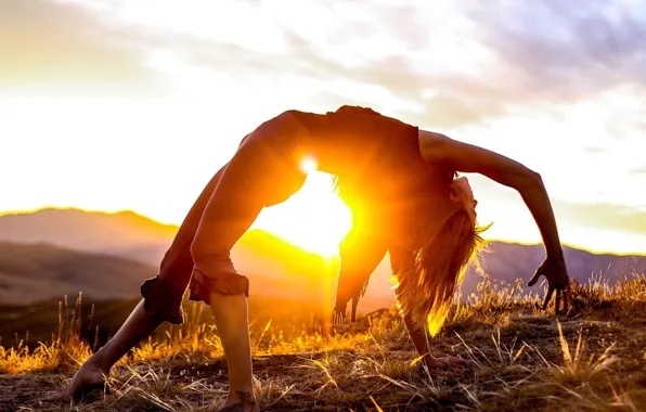 GIRL, NATURE, GRASS, MOUNTAINS, The SKY, CLOUDS, BROWN hair, SUNSET